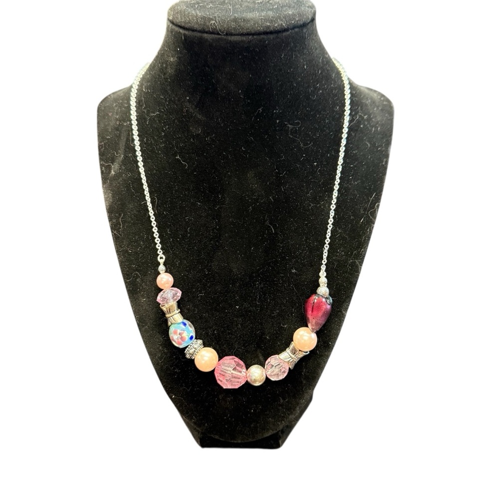 Avon Beaded Chic Necklace floral pattern Silvertone NIB vintage 2011